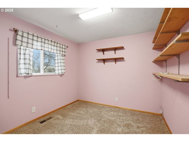 616 D St, Dallesport, WA 98617