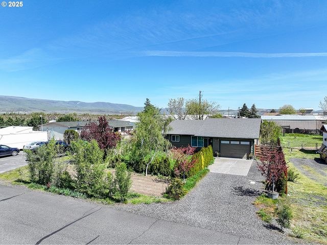 616 D St, Dallesport, WA 98617
