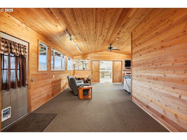 616 D St, Dallesport, WA 98617