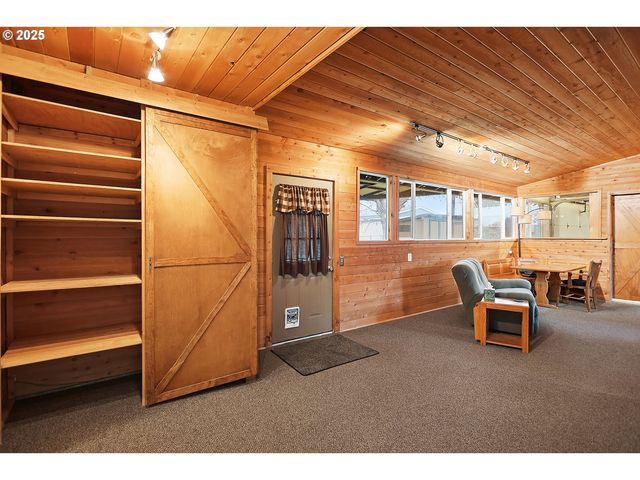 616 D St, Dallesport, WA 98617