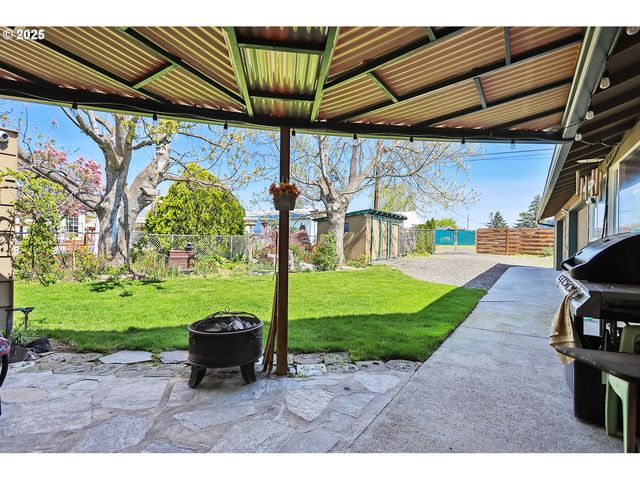 616 D St, Dallesport, WA 98617