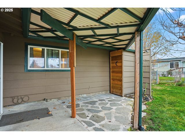 616 D St, Dallesport, WA 98617