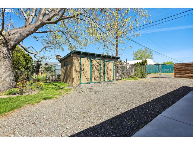 616 D St, Dallesport, WA 98617