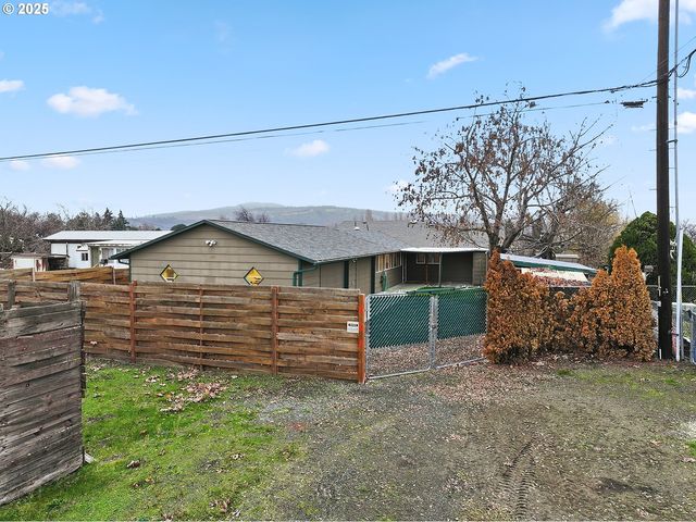 616 D St, Dallesport, WA 98617