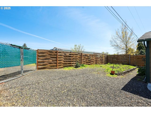 616 D St, Dallesport, WA 98617