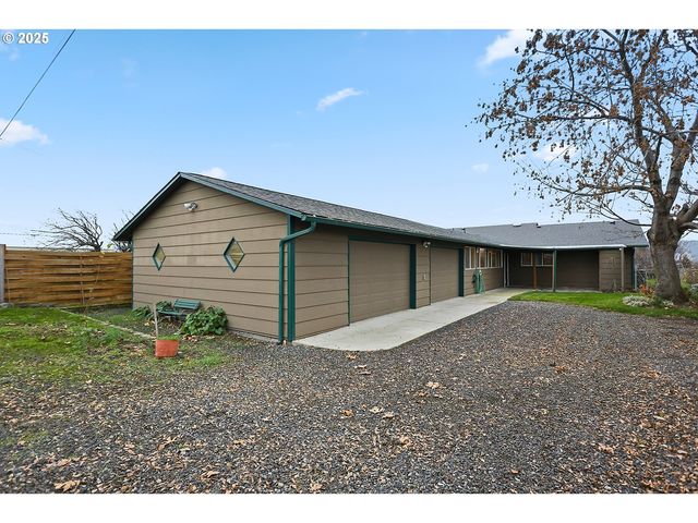616 D St, Dallesport, WA 98617