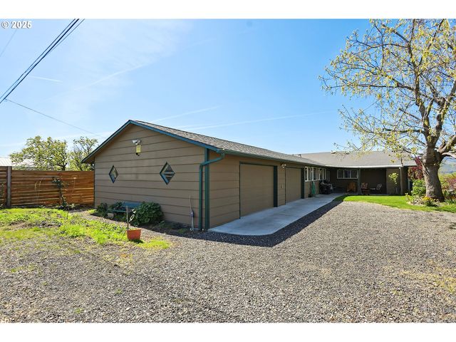 616 D St, Dallesport, WA 98617