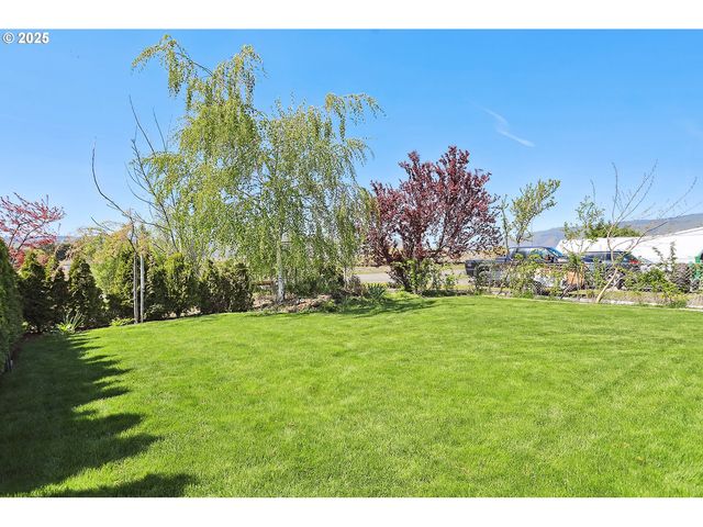 616 D St, Dallesport, WA 98617