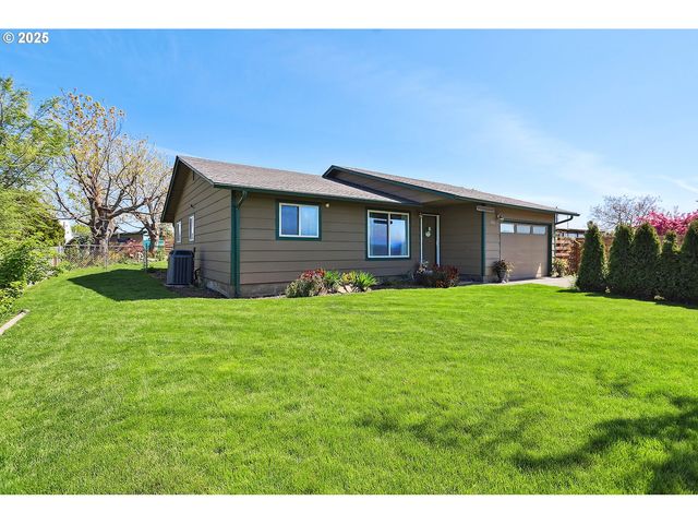 616 D St, Dallesport, WA 98617