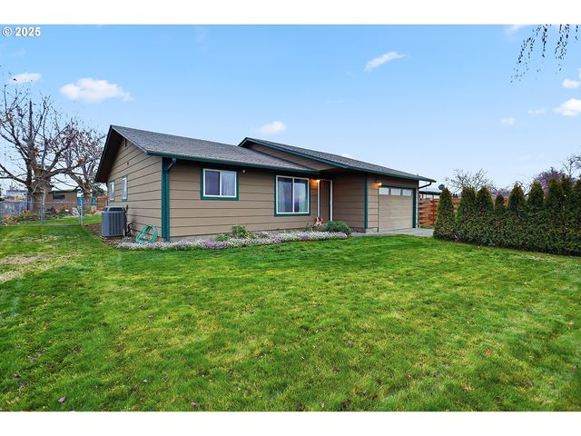 616 D St, Dallesport, WA 98617