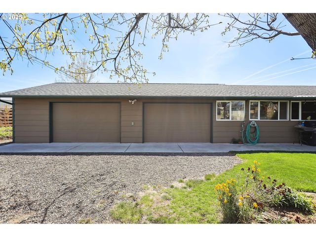 616 D St, Dallesport, WA 98617