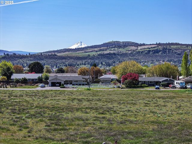 616 D St, Dallesport, WA 98617