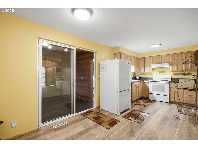 616 D St, Dallesport, WA 98617