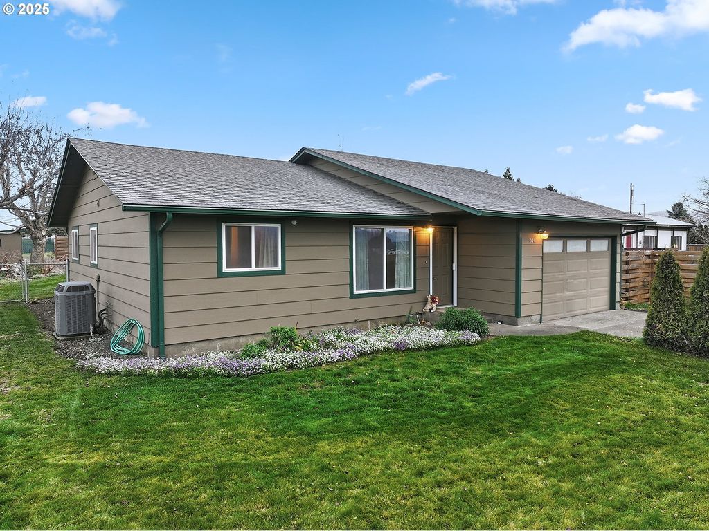 616 D St, Dallesport, WA 98617