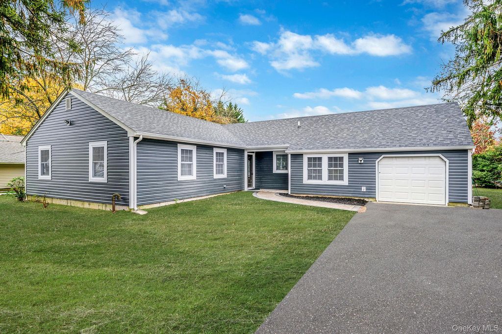 50 7th Street, Saint James, NY 11780