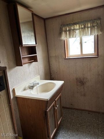 13516 Old Glory Rd, Lore City, OH 43755