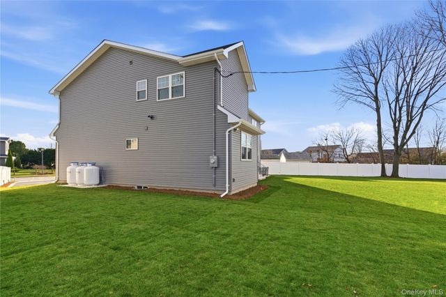 23 Cove Lane, Levittown, NY 11756