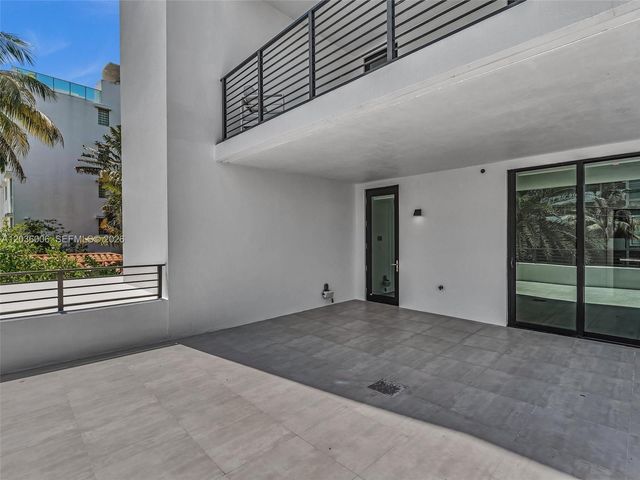 1930 Bay Dr PH1, Miami Beach, FL 33141