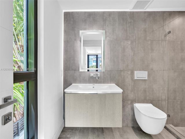 1930 Bay Dr PH1, Miami Beach, FL 33141