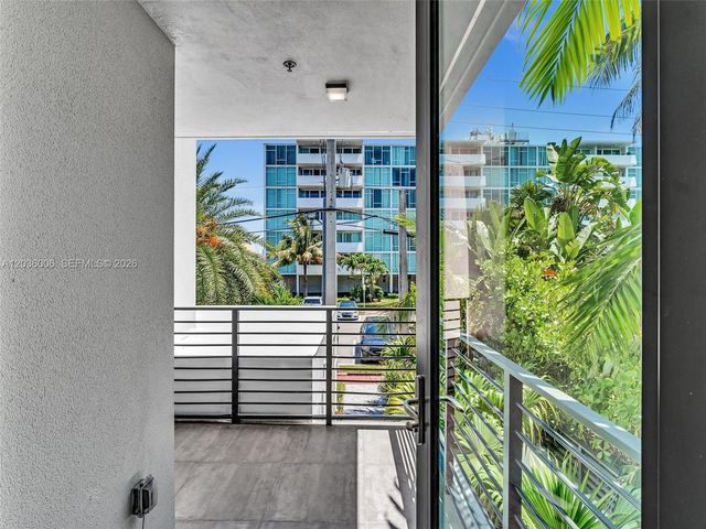 1930 Bay Dr PH1, Miami Beach, FL 33141