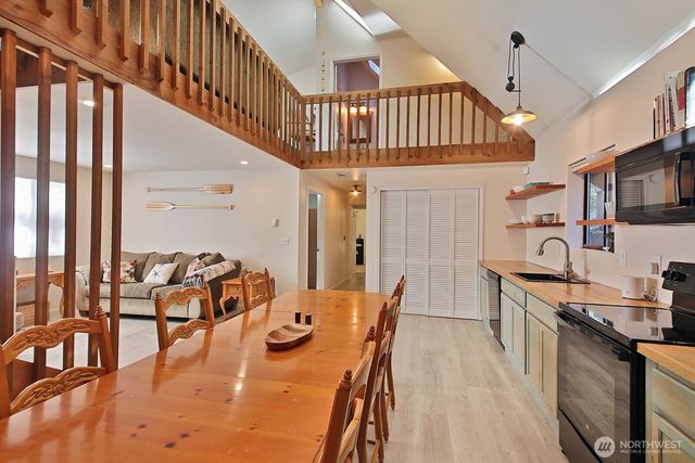 1015 Honeymoon Lake Drive, Greenbank, WA 98253