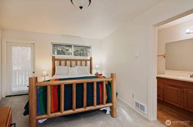 1015 Honeymoon Lake Drive, Greenbank, WA 98253