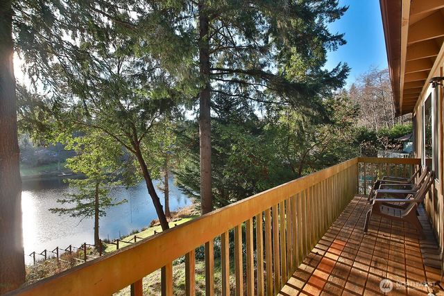 1015 Honeymoon Lake Drive, Greenbank, WA 98253