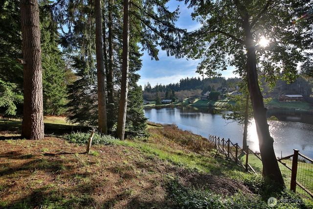 1015 Honeymoon Lake Drive, Greenbank, WA 98253