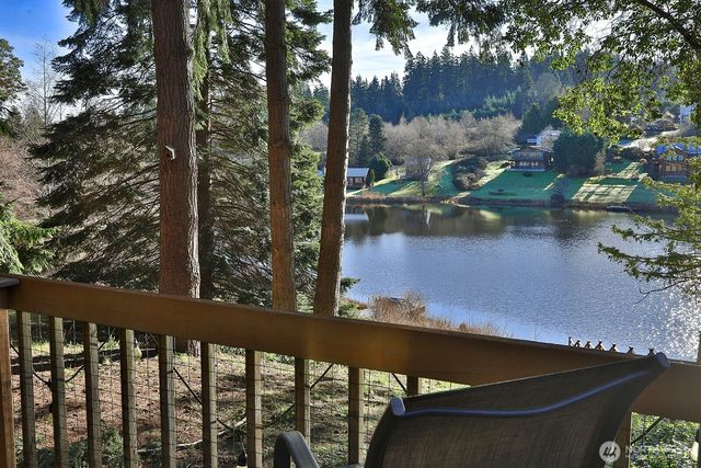 1015 Honeymoon Lake Drive, Greenbank, WA 98253