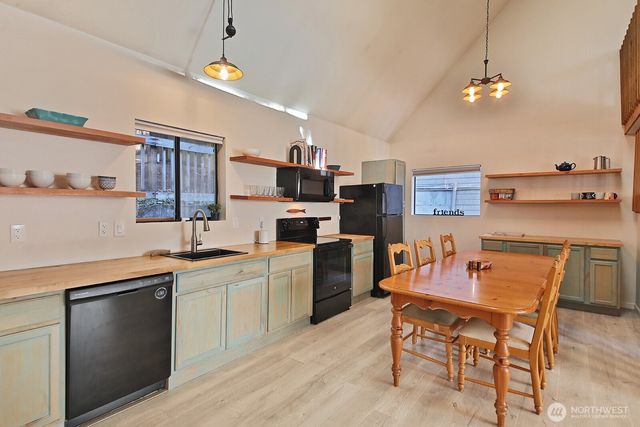 1015 Honeymoon Lake Drive, Greenbank, WA 98253