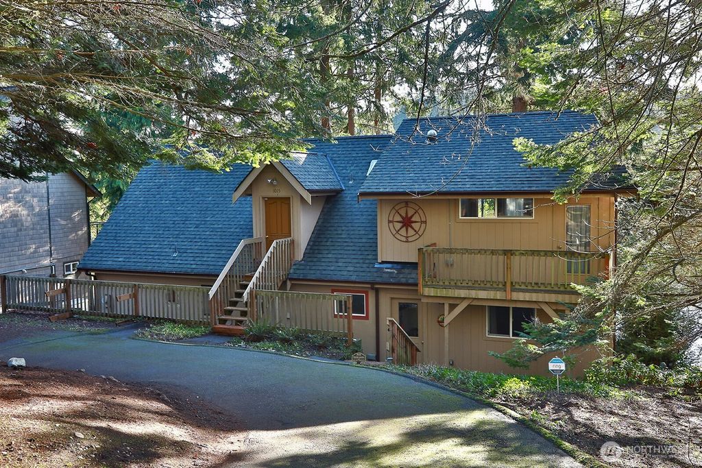 1015 Honeymoon Lake Drive, Greenbank, WA 98253