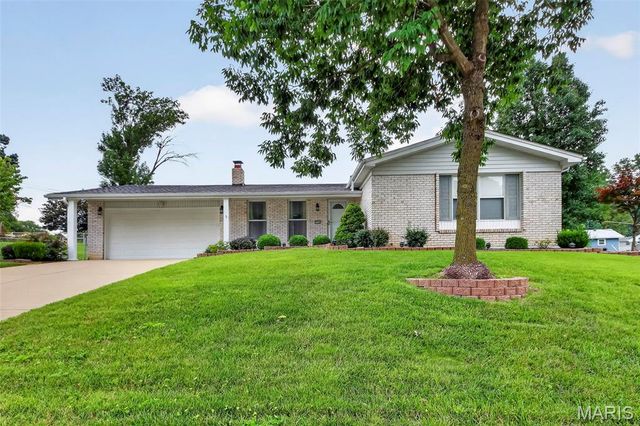 3020 Mockingbird Drive, St Charles, MO 63301
