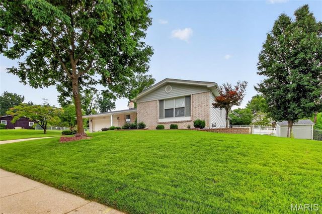 3020 Mockingbird Drive, St Charles, MO 63301