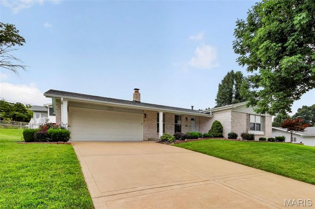 3020 Mockingbird Drive, St Charles, MO 63301