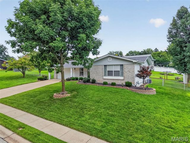 3020 Mockingbird Drive, St Charles, MO 63301