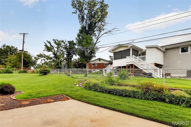 3020 Mockingbird Drive, St Charles, MO 63301