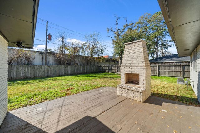 10151 Brinwood Drive, Houston, TX 77043