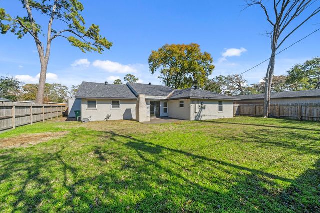 10151 Brinwood Drive, Houston, TX 77043