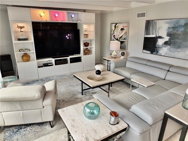 250 Bucknell Rd, Costa Mesa, CA 92626