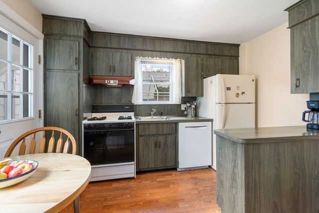 5 Olde Field Rd, Newton, MA 02459