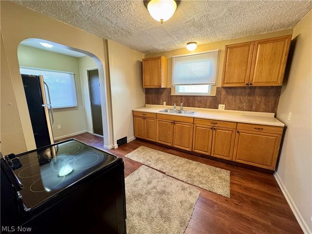 909 Clarendon Avenue SW, Canton, OH 44710