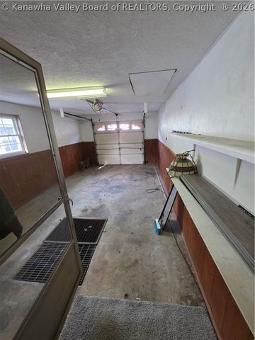 121 W Reynolds Avenue, Belle, WV 25015