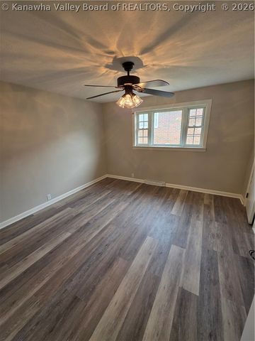 121 W Reynolds Avenue, Belle, WV 25015