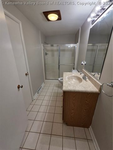 121 W Reynolds Avenue, Belle, WV 25015