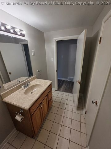 121 W Reynolds Avenue, Belle, WV 25015