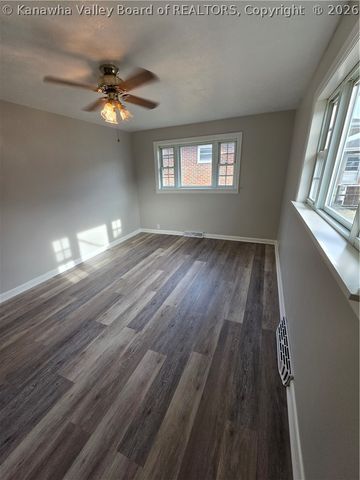 121 W Reynolds Avenue, Belle, WV 25015