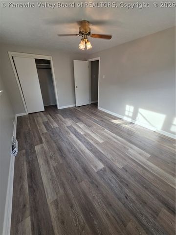 121 W Reynolds Avenue, Belle, WV 25015