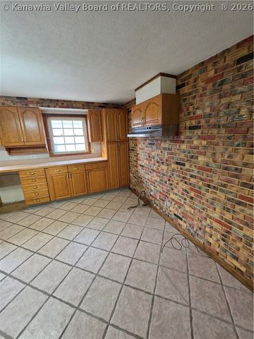 121 W Reynolds Avenue, Belle, WV 25015