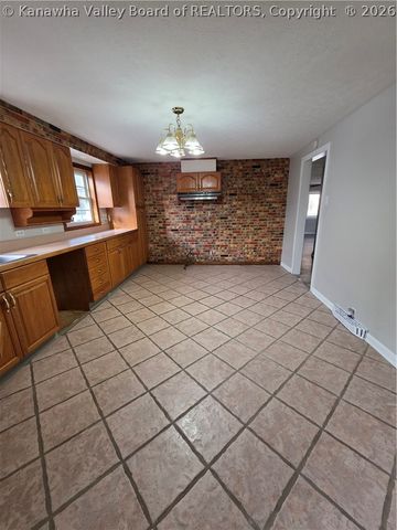 121 W Reynolds Avenue, Belle, WV 25015