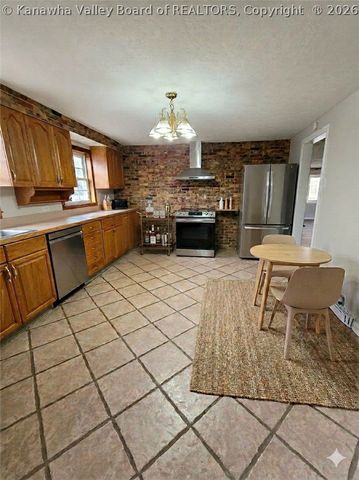 121 W Reynolds Avenue, Belle, WV 25015